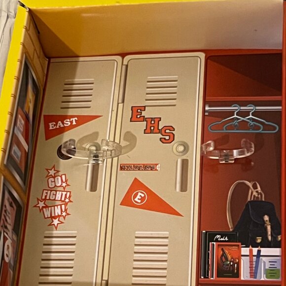 High School Musical East High Yearbook Playset Case with 4 Mini Dolls - Picture 13 of 16